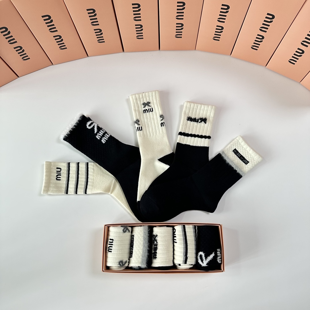 💛配包装MiuMiu（缪缪）新款羊绒经典中长筒袜堆堆袜袜子！一盒五双， 专柜同步筒袜袜子，💛大牌出街，潮