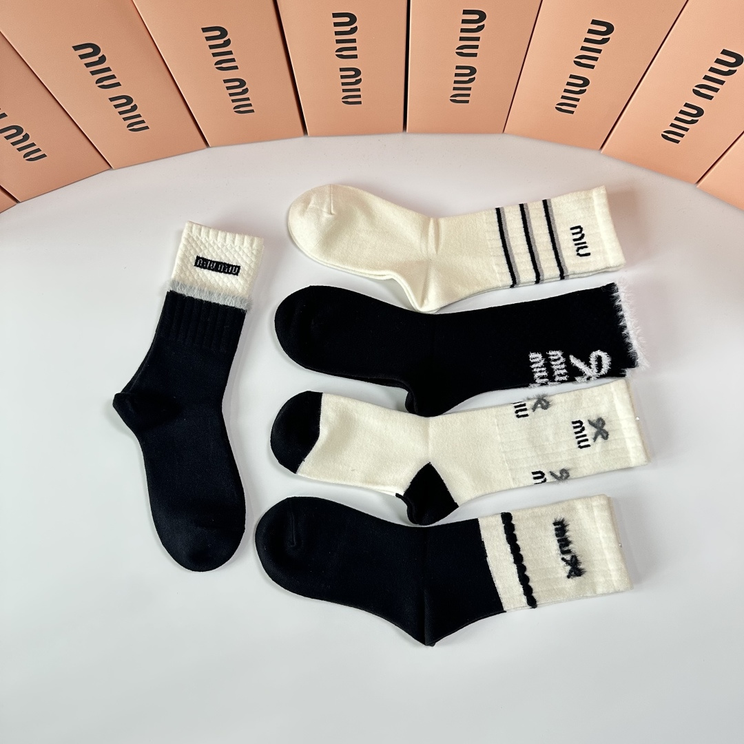 💛配包装MiuMiu（缪缪）新款羊绒经典中长筒袜堆堆袜袜子！一盒五双， 专柜同步筒袜袜子，💛大牌出街，潮