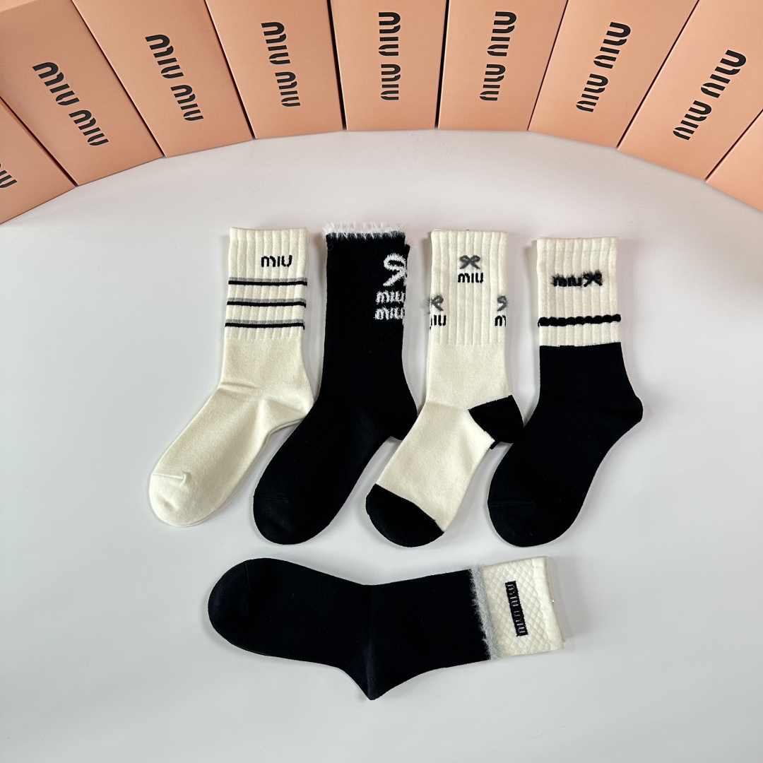 💛配包装MiuMiu（缪缪）新款羊绒经典中长筒袜堆堆袜袜子！一盒五双， 专柜同步筒袜袜子，💛大牌出街，潮