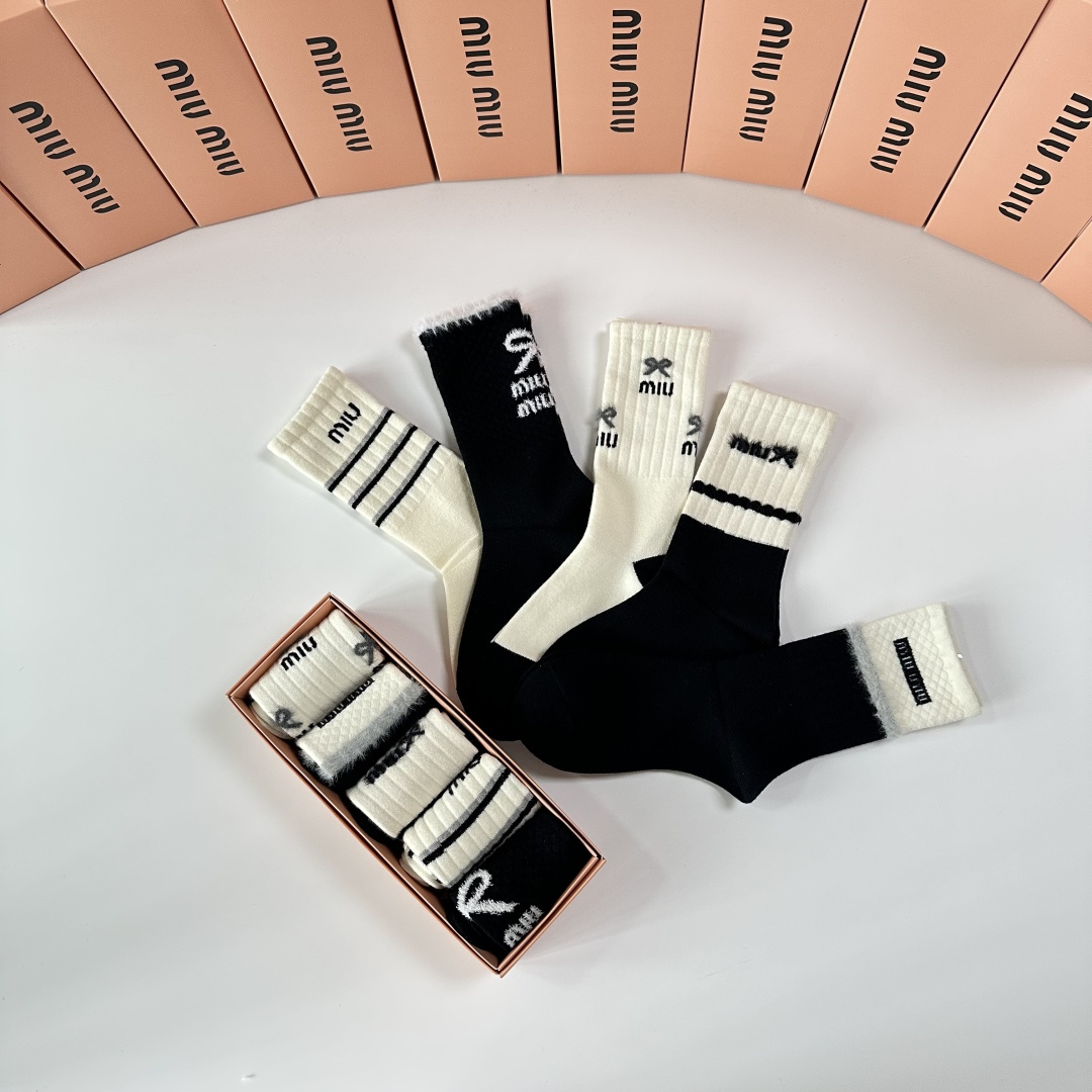 💛配包装MiuMiu（缪缪）新款羊绒经典中长筒袜堆堆袜袜子！一盒五双， 专柜同步筒袜袜子，💛大牌出街，潮