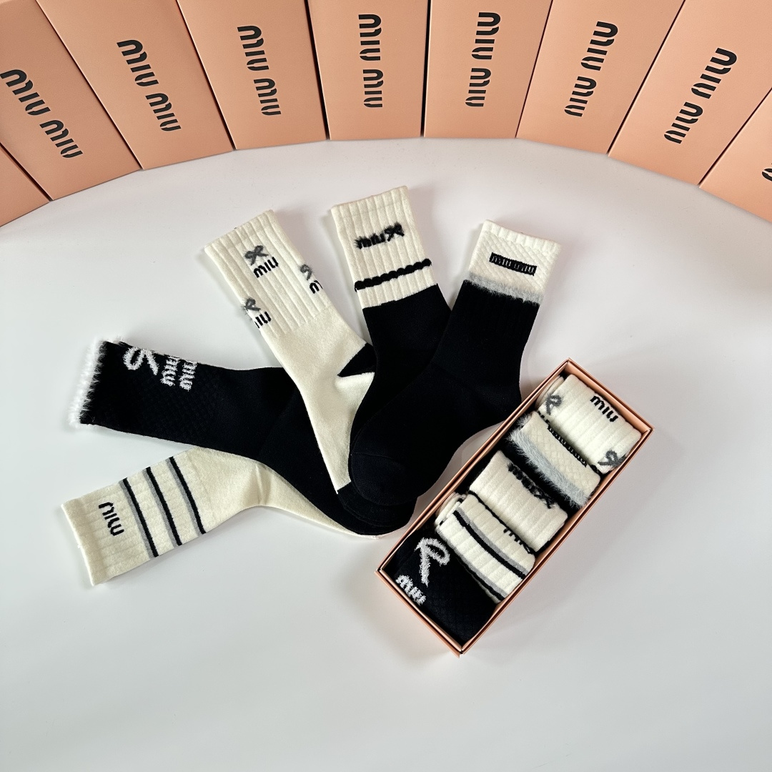 💛配包装MiuMiu（缪缪）新款羊绒经典中长筒袜堆堆袜袜子！一盒五双， 专柜同步筒袜袜子，💛大牌出街，潮