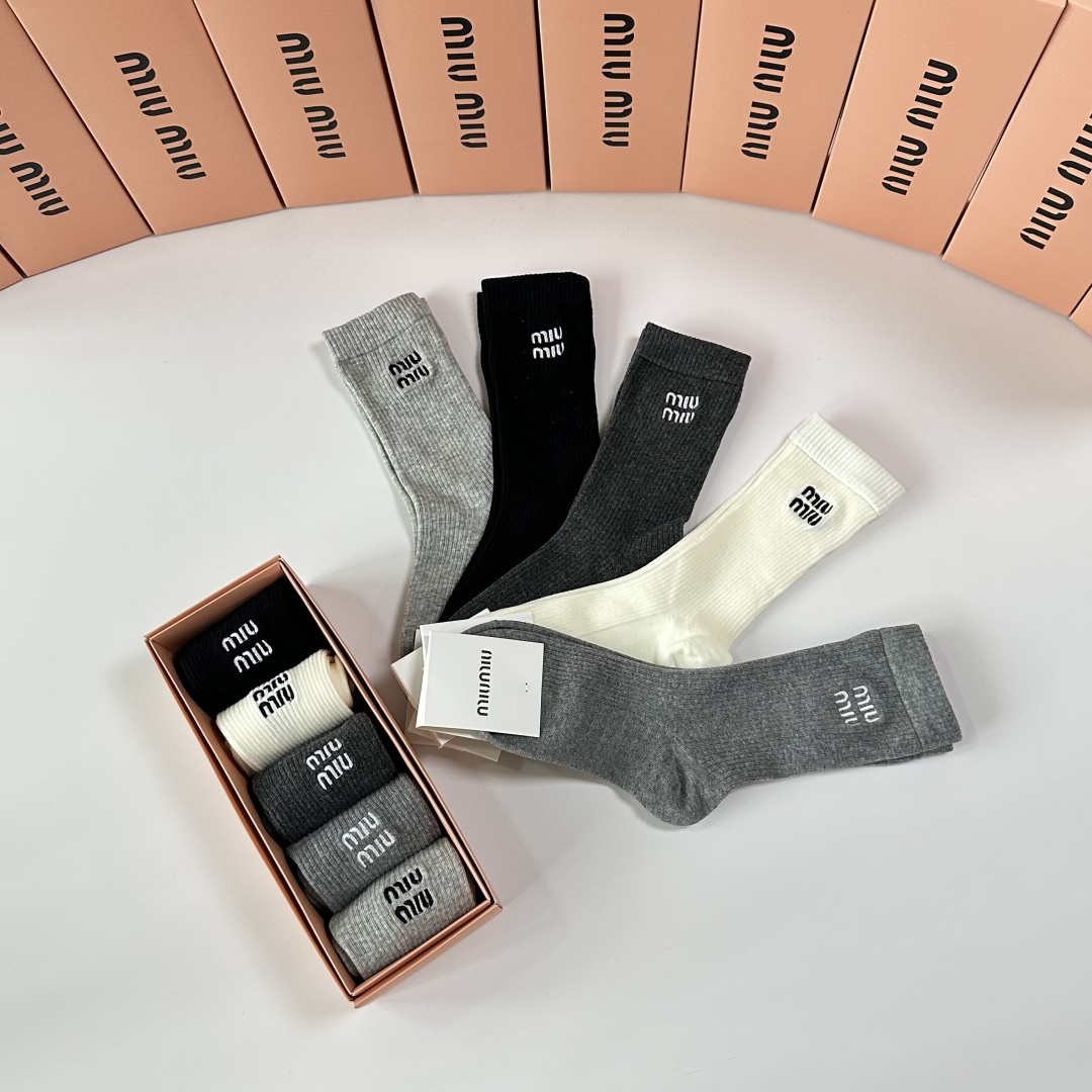💛配包装MiuMiu（缪缪）新款刺绣经典中长筒袜堆堆袜袜子！一盒五双， 专柜同步筒袜袜子，💛大牌出街，潮