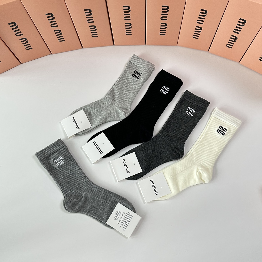 💛配包装MiuMiu（缪缪）新款刺绣经典中长筒袜堆堆袜袜子！一盒五双， 专柜同步筒袜袜子，💛大牌出街，潮