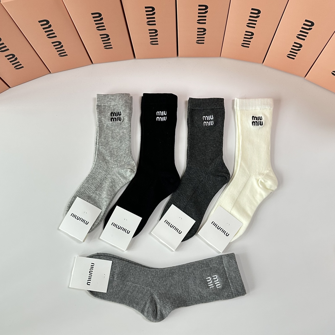 💛配包装MiuMiu（缪缪）新款刺绣经典中长筒袜堆堆袜袜子！一盒五双， 专柜同步筒袜袜子，💛大牌出街，潮
