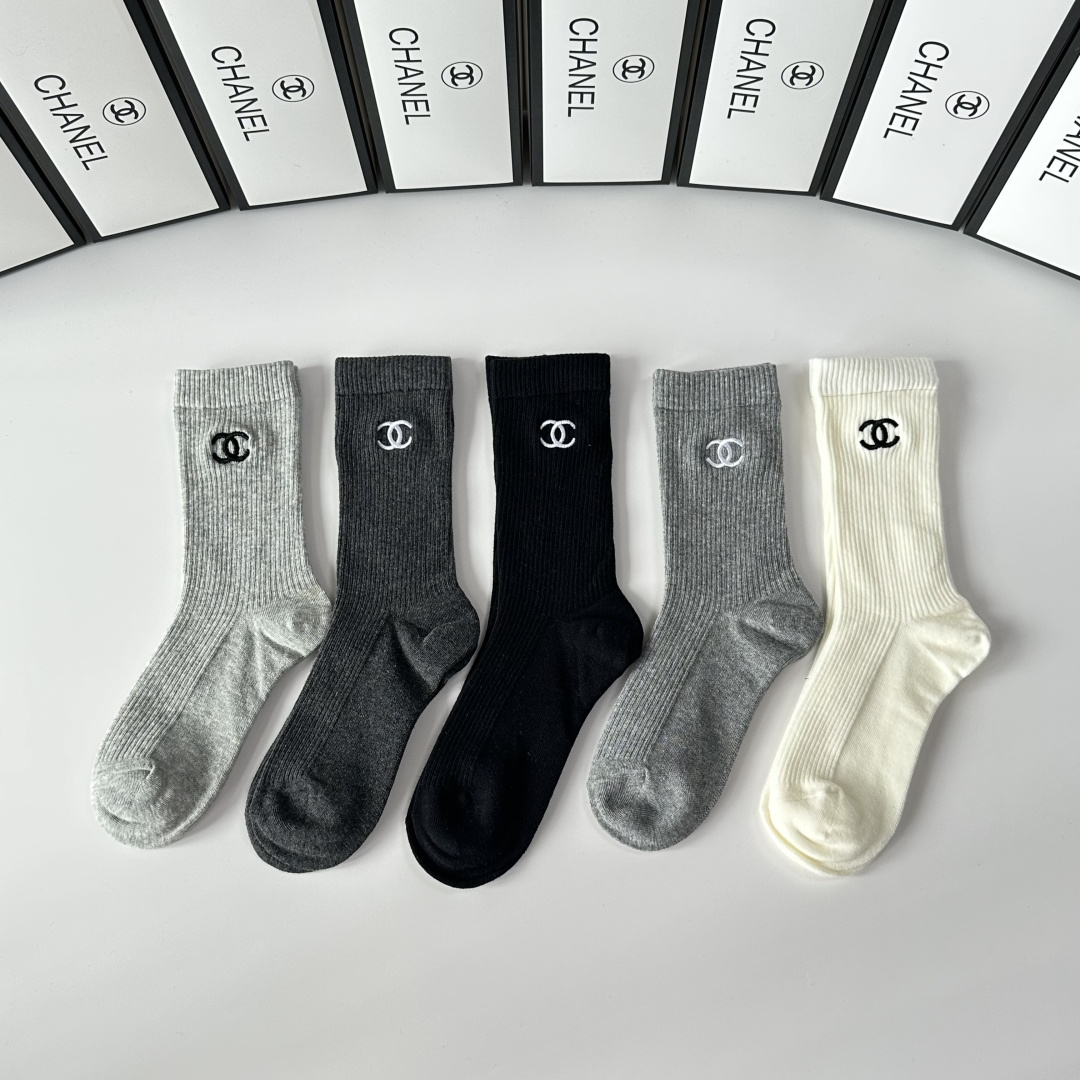 💛配包装Chanel（香奈儿）新款双针刺绣经典中长筒袜堆堆袜袜子！一盒五双， 专柜同步筒袜袜子，💛大牌出