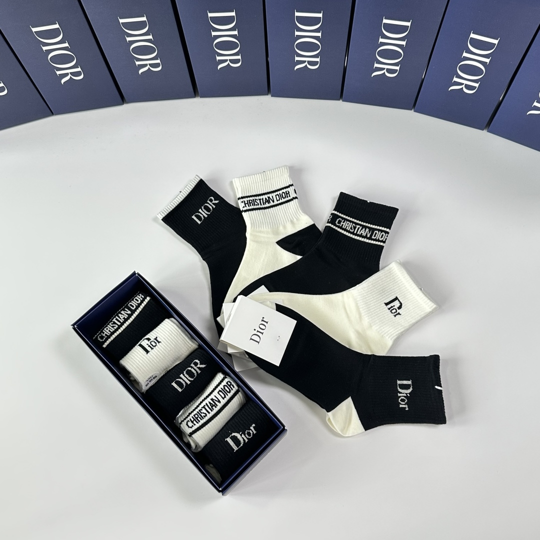 💛配包装DIOR（迪奥）新款经典中长筒袜堆堆袜袜子！一盒五双， 专柜同步筒袜袜子，💛大牌出街，潮人必备🔥