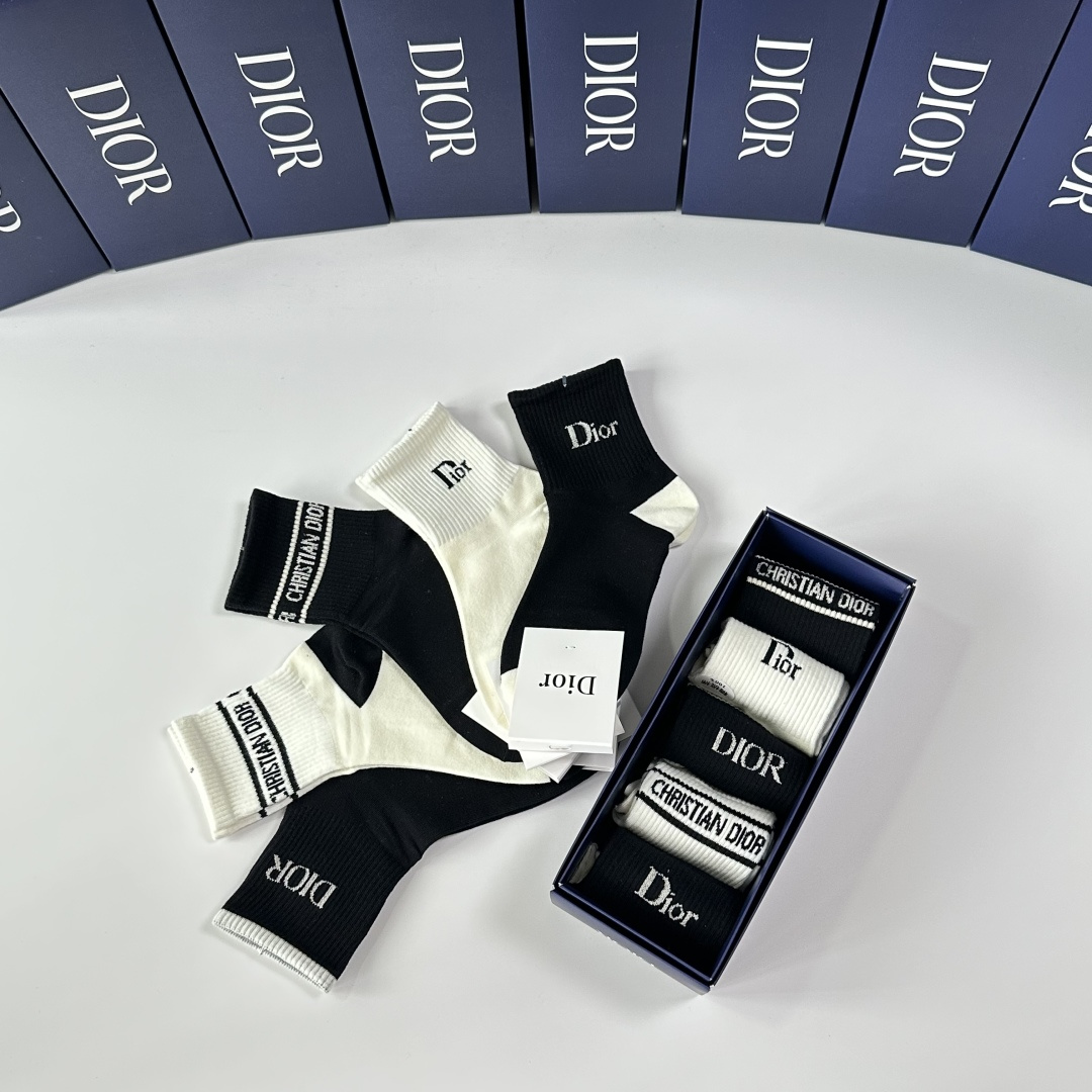 💛配包装DIOR（迪奥）新款经典中长筒袜堆堆袜袜子！一盒五双， 专柜同步筒袜袜子，💛大牌出街，潮人必备🔥