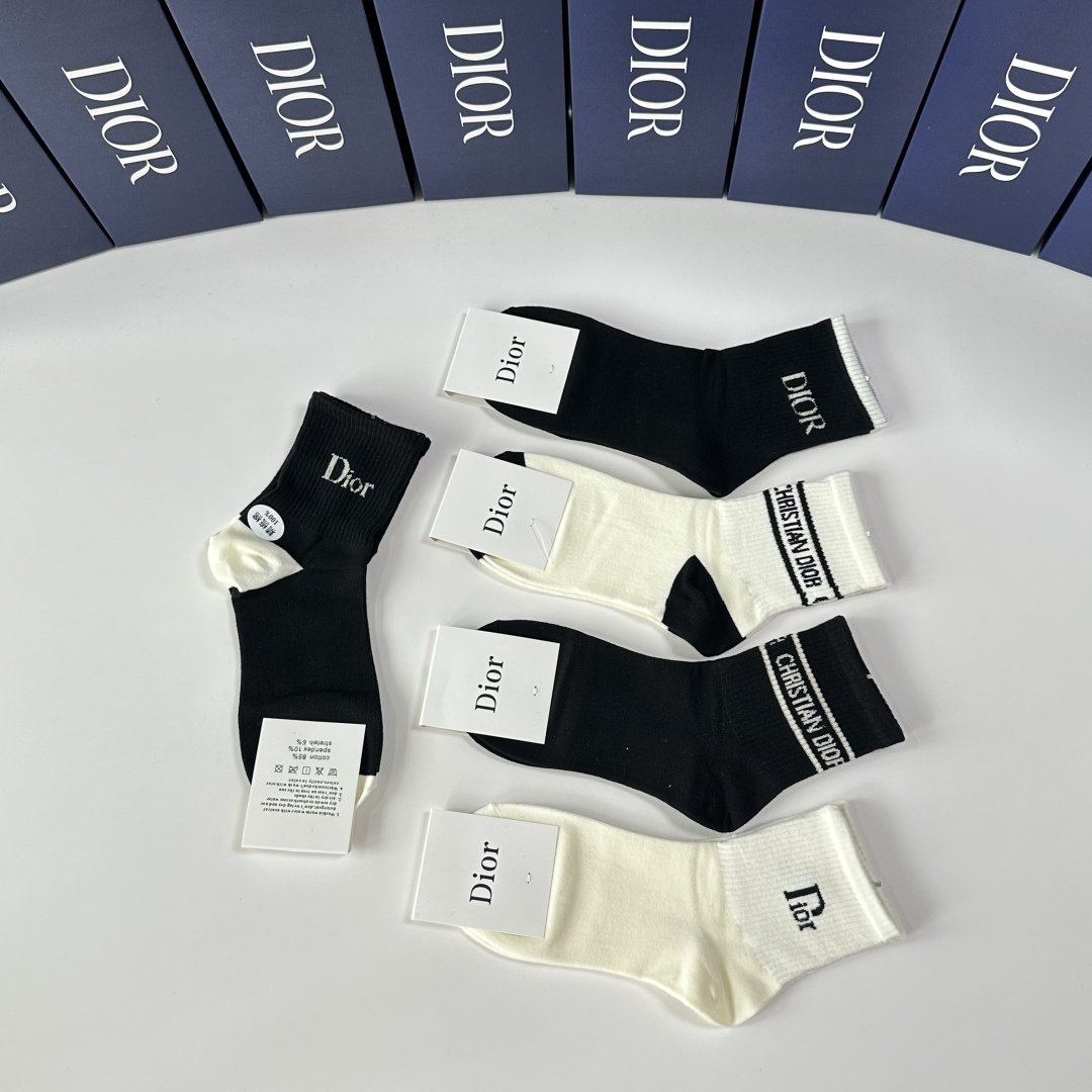 💛配包装DIOR（迪奥）新款经典中长筒袜堆堆袜袜子！一盒五双， 专柜同步筒袜袜子，💛大牌出街，潮人必备🔥