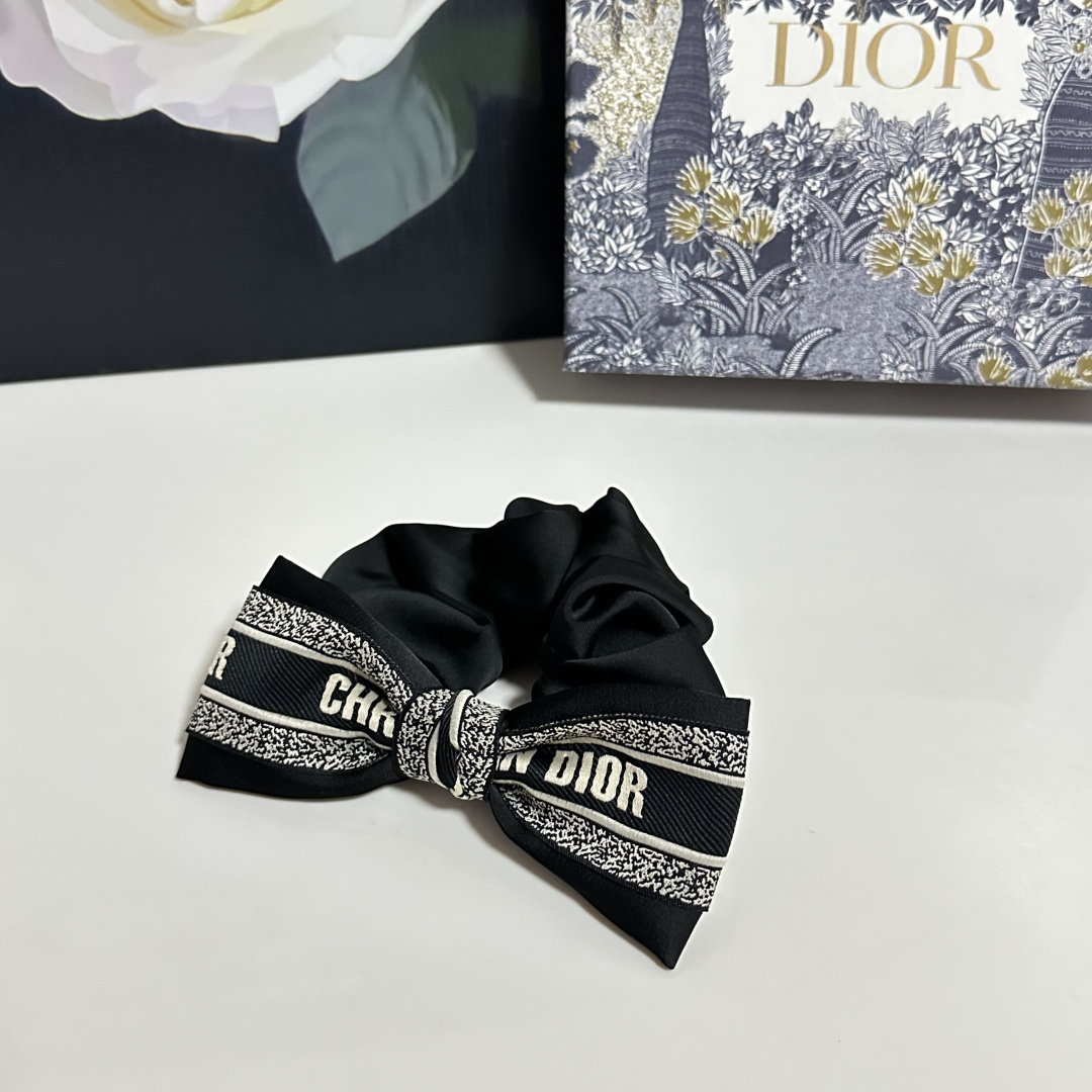 NO:619097,Specially equipped with counter packaging, DIOR (Dior)'s latest silk luxury hair tie, little fairies can get it now. Special material, no hair, salty or sweet ~ hairpins, hairpins, dior, dior, real silk, hairpins19860909特 配专柜包装 DIOR（迪奥）最新真丝轻奢发圈 小仙女快入手 特殊材质 不嘞头 可盐可甜～发夹,发夹,dior,dior,real silk,hairpins,accessory