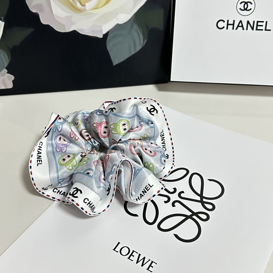 NO:619101,Specially equipped with counter packaging, Chanel's latest small-scented fabric hair band. Little fairies can get it now. Special material. No hair. Can be salty or sweet ~ hairpins, hairpins, chanel, chanel, hairpins19860909特 配专柜包装 Chanel（香奈儿）最新小香风拉布布发圈 小仙女快入手 特殊材质 不嘞头 可盐可甜～发夹,发夹,chanel,chanel,hairpins,accessory