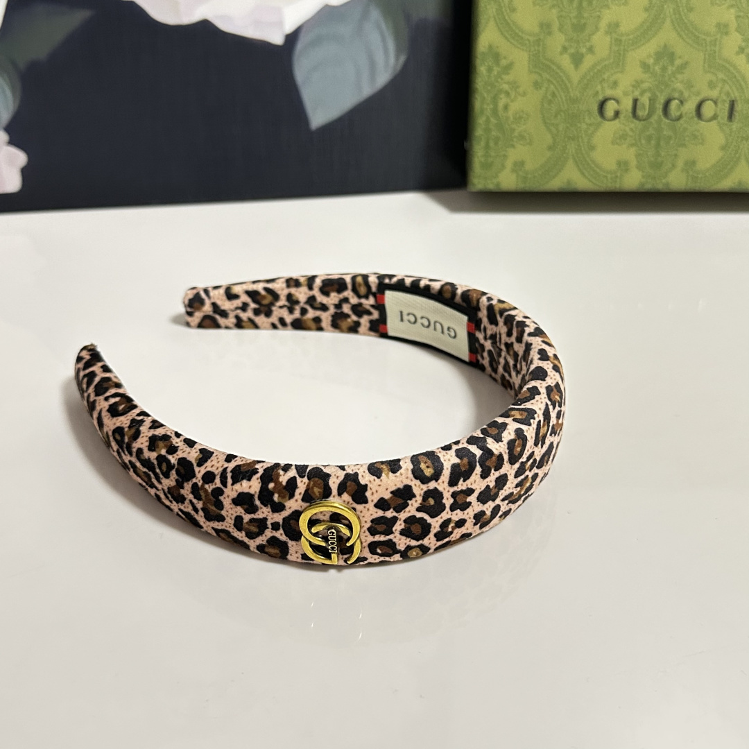 NO:619056,Specially equipped with special counter packaging. Gucci's latest hairbands. Little fairies can get it now. Special materials. No hair. Can be salty or sweet ~ hairpins, hairpins, gucci, gucci, hairpins19860909特 配专柜包装 Gucci（古驰）最新发箍 小仙女快入手 特殊材质 不嘞头 可盐可甜～发夹,发夹,gucci,gucci,hairpins,accessory