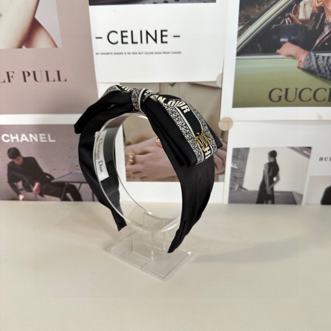 NO:619062,Specially equipped with counter packaging, DIOR's latest hairbands. Little fairies can get it now. Special materials. No hair. Can be salty or sweet ~ hairpins, hairpins, dior, dior, hairpins19860909特 配专柜包装 DIOR（迪奥）最新发箍 小仙女快入手 特殊材质 不嘞头 可盐可甜～发夹,发夹,dior,dior,hairpins,accessory