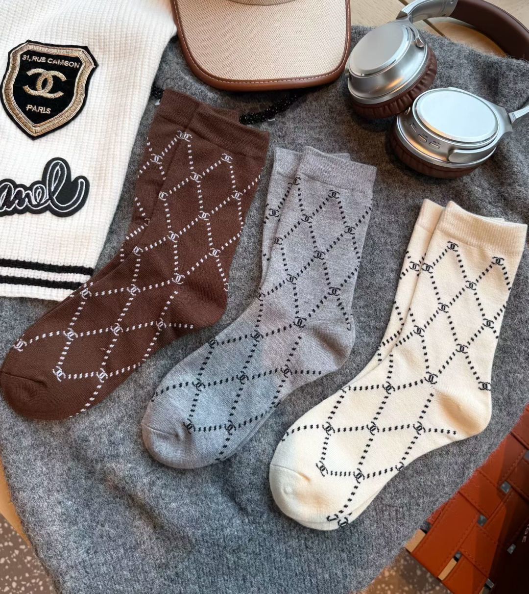 💛配专柜包装Chanel（香奈儿）新款羊绒中长款堆堆袜袜子！一盒五双，专柜同步筒袜袜子，💛大牌出街，潮人