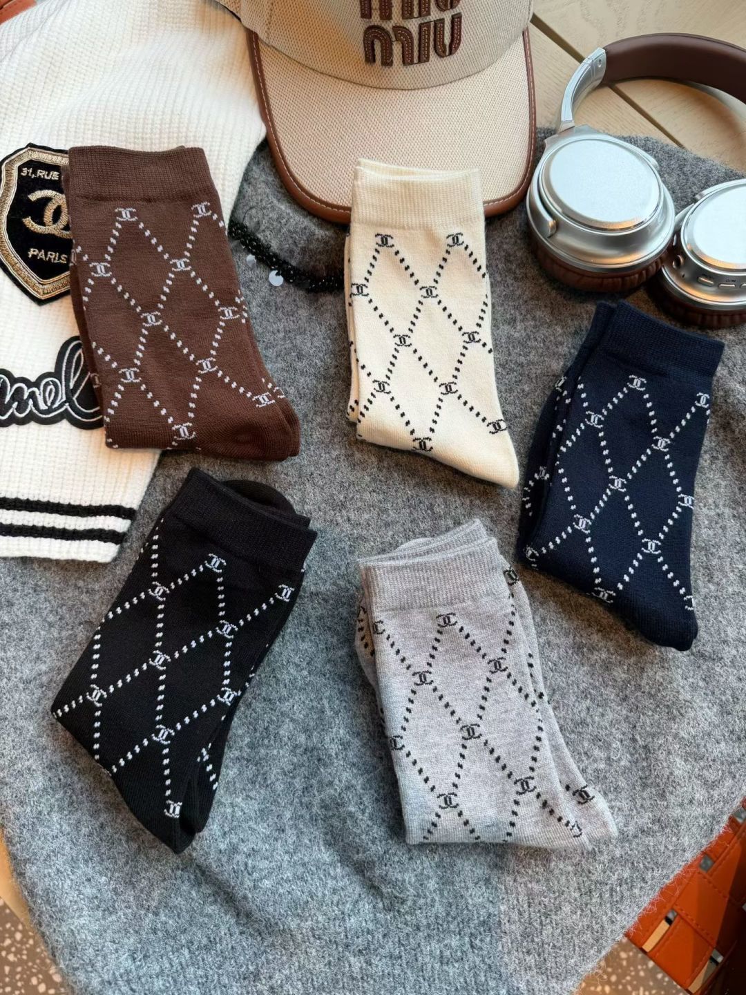 💛配专柜包装Chanel（香奈儿）新款羊绒中长款堆堆袜袜子！一盒五双，专柜同步筒袜袜子，💛大牌出街，潮人