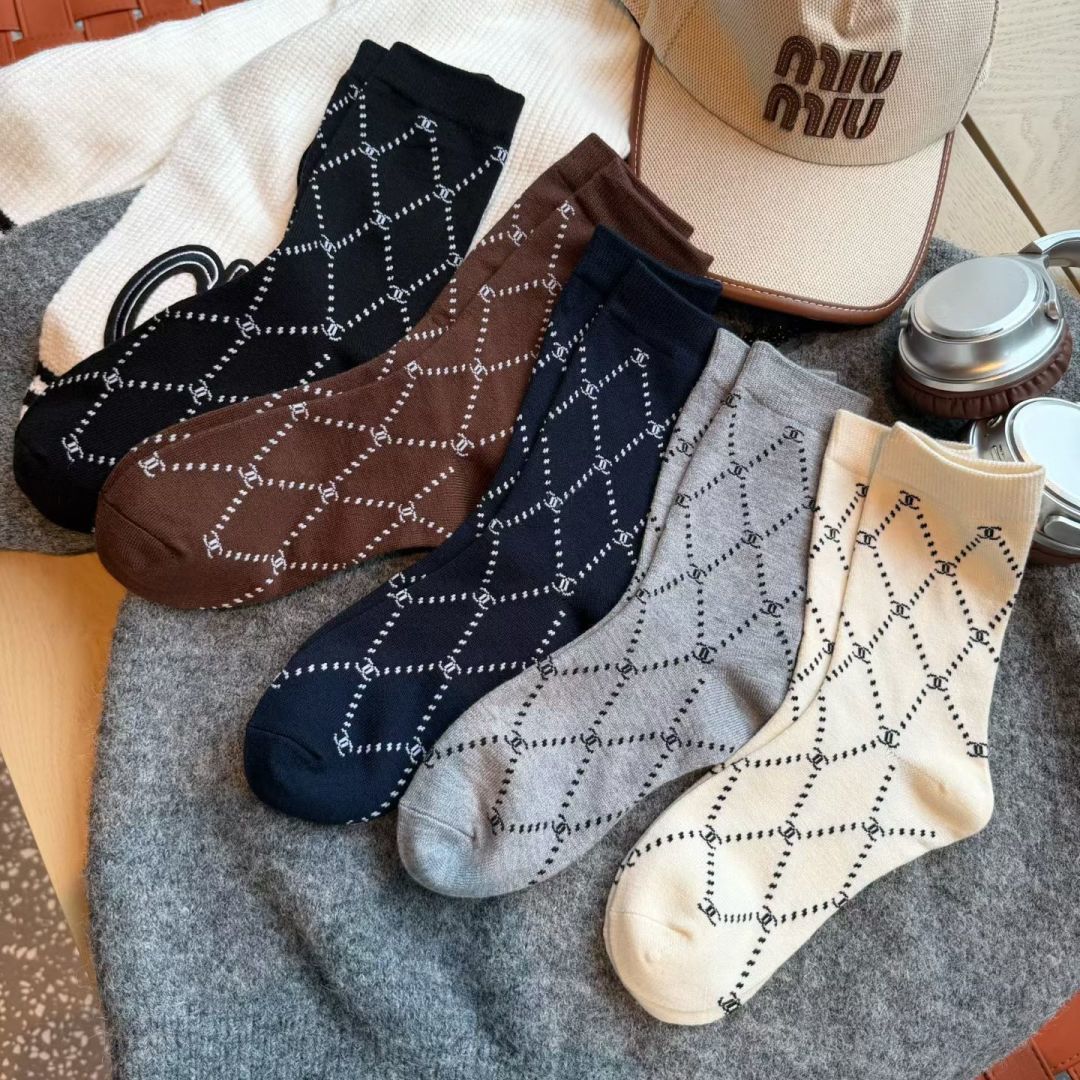 💛配专柜包装Chanel（香奈儿）新款羊绒中长款堆堆袜袜子！一盒五双，专柜同步筒袜袜子，💛大牌出街，潮人