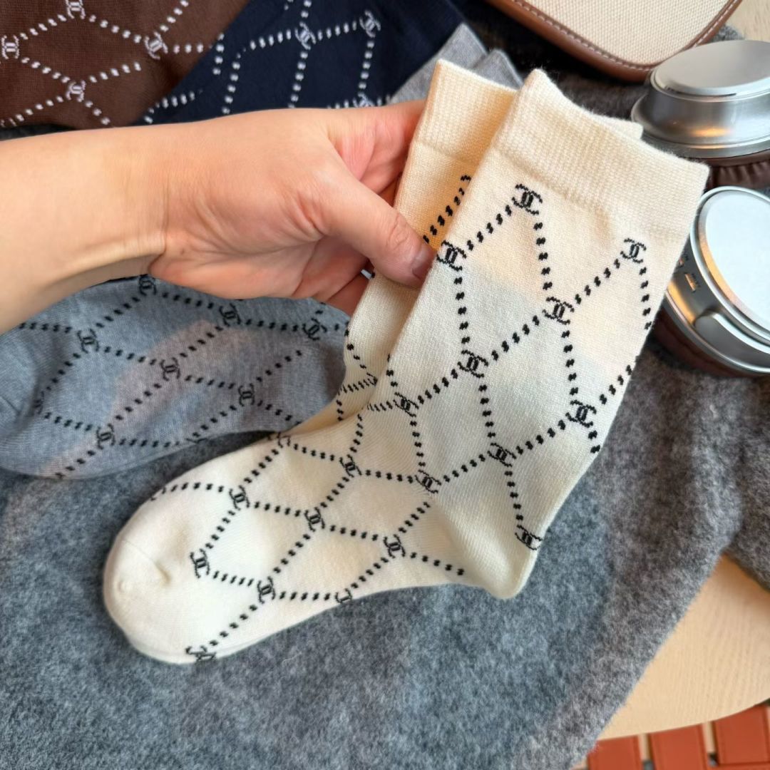 💛配专柜包装Chanel（香奈儿）新款羊绒中长款堆堆袜袜子！一盒五双，专柜同步筒袜袜子，💛大牌出街，潮人