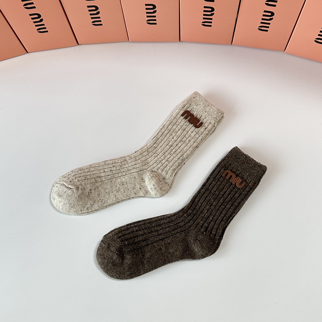 💛配专柜包装MiuMiu（缪缪）新款羊绒堆堆袜袜子！一盒两双，专柜同步款袜子，💛大牌出街，潮人必备🔥超好