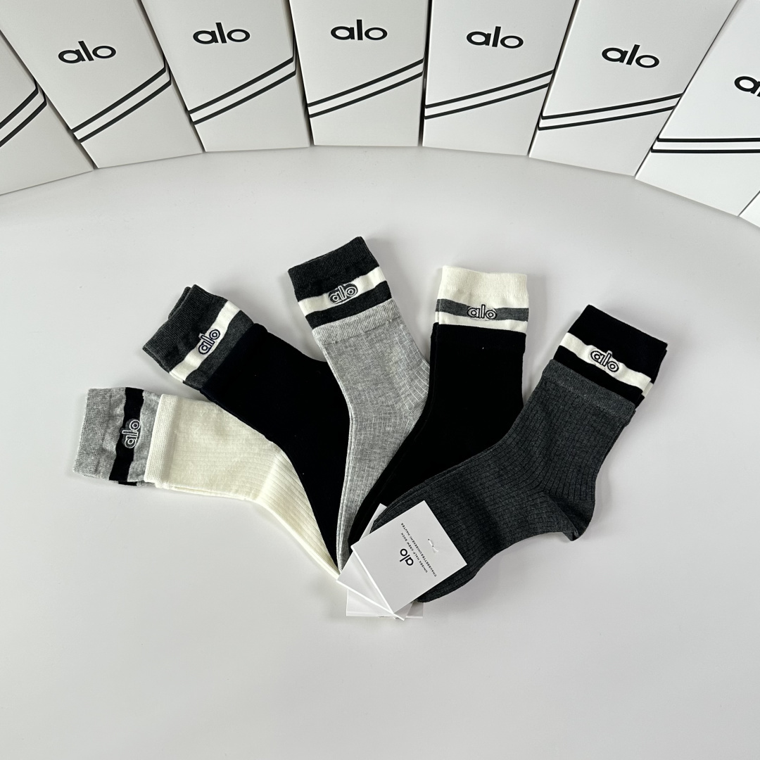 💛配专柜包装ALO 新款刺绣中长款堆堆袜袜子！一盒五双，专柜同步筒袜袜子，💛大牌出街，潮人必备🔥超好搭。