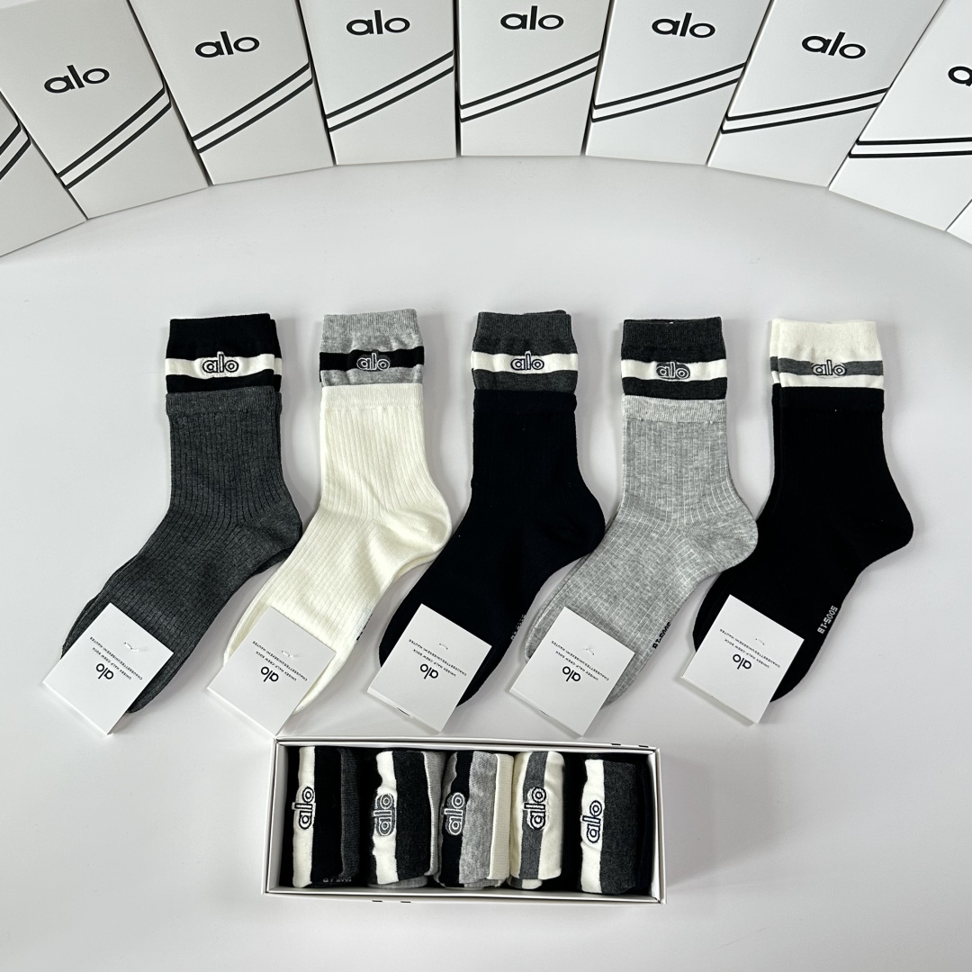 💛配专柜包装ALO 新款刺绣中长款堆堆袜袜子！一盒五双，专柜同步筒袜袜子，💛大牌出街，潮人必备🔥超好搭。