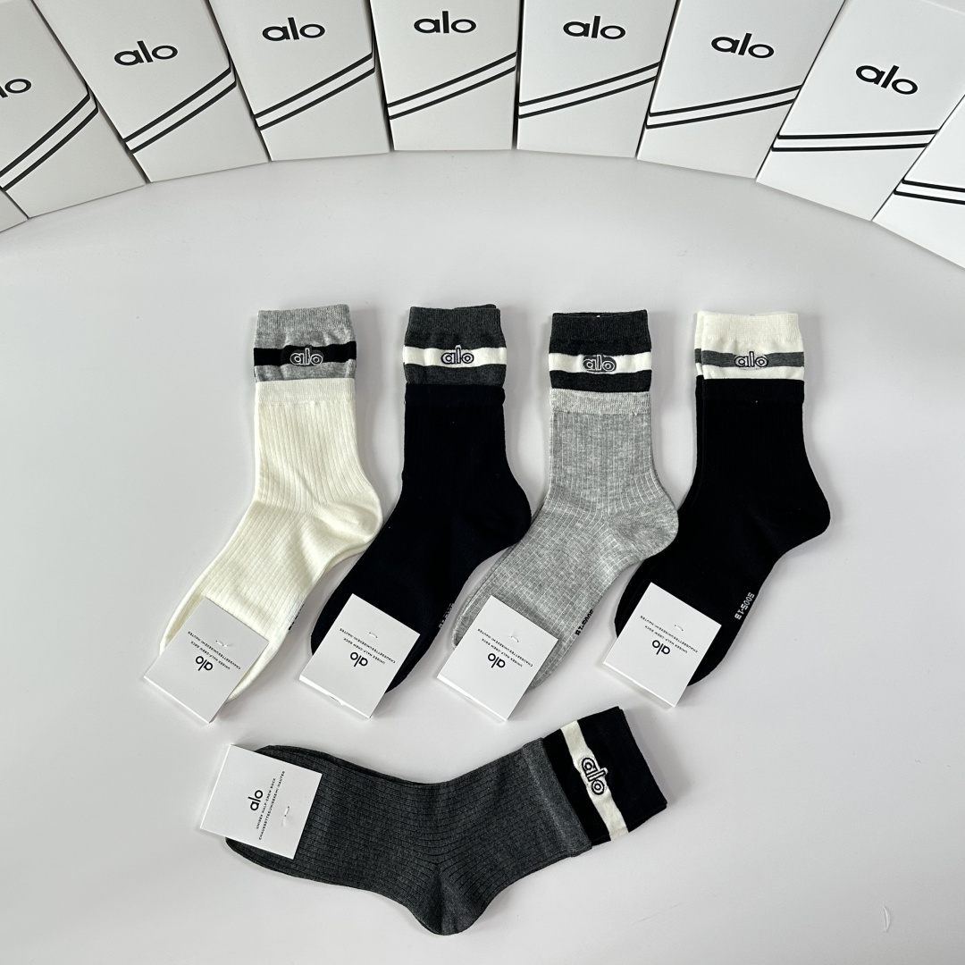 💛配专柜包装ALO 新款刺绣中长款堆堆袜袜子！一盒五双，专柜同步筒袜袜子，💛大牌出街，潮人必备🔥超好搭。