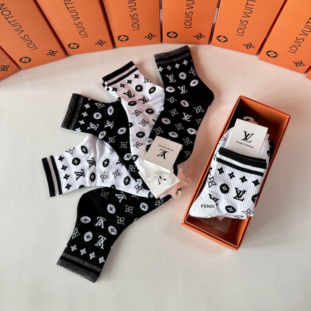 💛配专柜包装LV（路易威登）新款中长款堆堆袜袜子！一盒五双，专柜同步筒袜袜子，💛大牌出街，潮人必备🔥超好