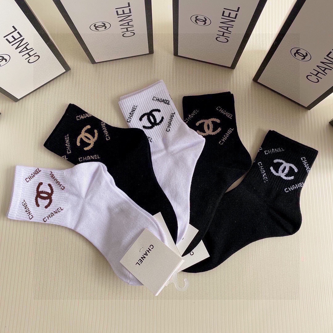 💛配专柜包装Chanel（香奈儿）新款中长款堆堆袜袜子！一盒五双，专柜同步筒袜袜子，💛大牌出街，潮人必备