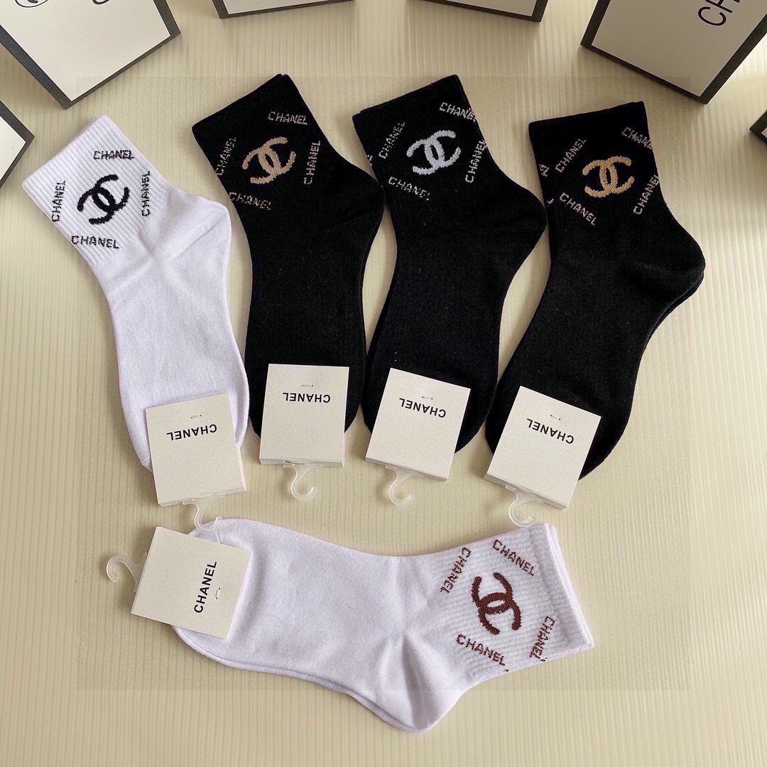 💛配专柜包装Chanel（香奈儿）新款中长款堆堆袜袜子！一盒五双，专柜同步筒袜袜子，💛大牌出街，潮人必备