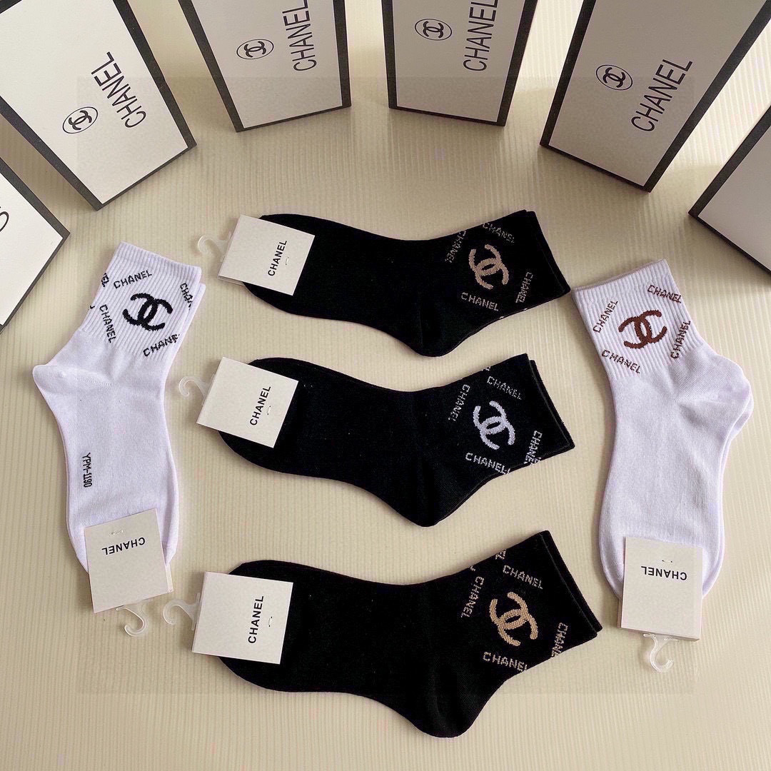 💛配专柜包装Chanel（香奈儿）新款中长款堆堆袜袜子！一盒五双，专柜同步筒袜袜子，💛大牌出街，潮人必备