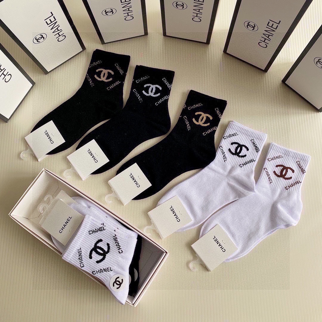 💛配专柜包装Chanel（香奈儿）新款中长款堆堆袜袜子！一盒五双，专柜同步筒袜袜子，💛大牌出街，潮人必备