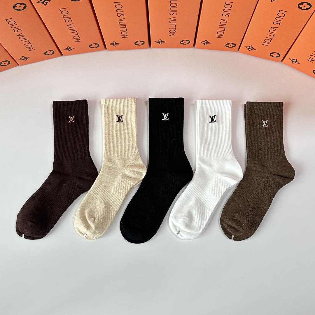 💛配专柜包装LV（路易威登）新款刺绣中长款堆堆袜袜子！一盒五双，专柜同步筒袜袜子，💛大牌出街，潮人必备🔥