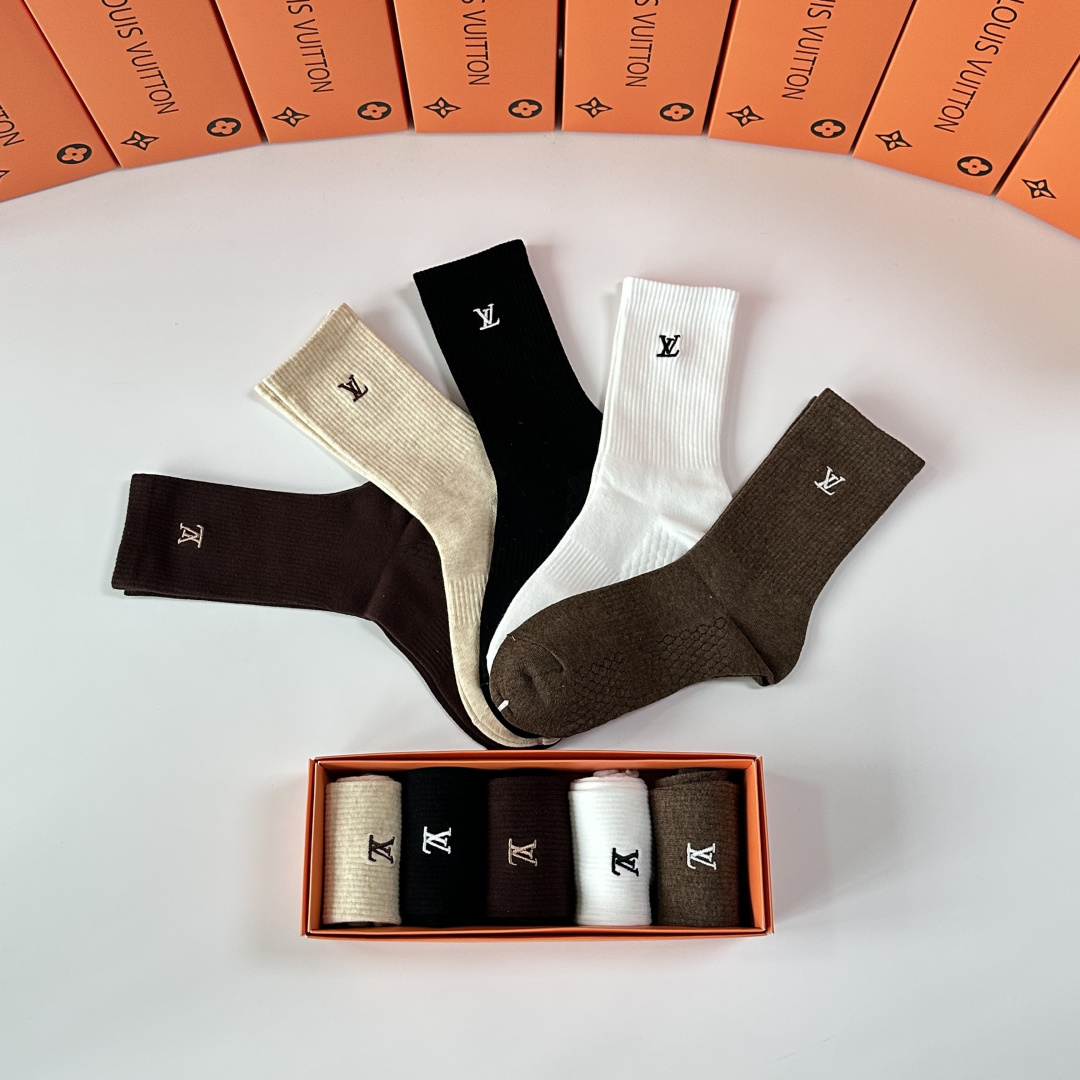 💛配专柜包装LV（路易威登）新款刺绣中长款堆堆袜袜子！一盒五双，专柜同步筒袜袜子，💛大牌出街，潮人必备🔥