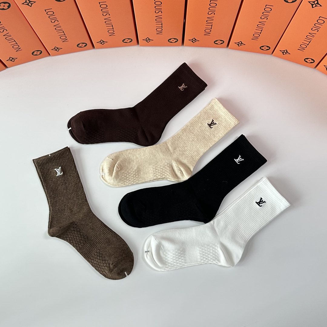 💛配专柜包装LV（路易威登）新款刺绣中长款堆堆袜袜子！一盒五双，专柜同步筒袜袜子，💛大牌出街，潮人必备🔥
