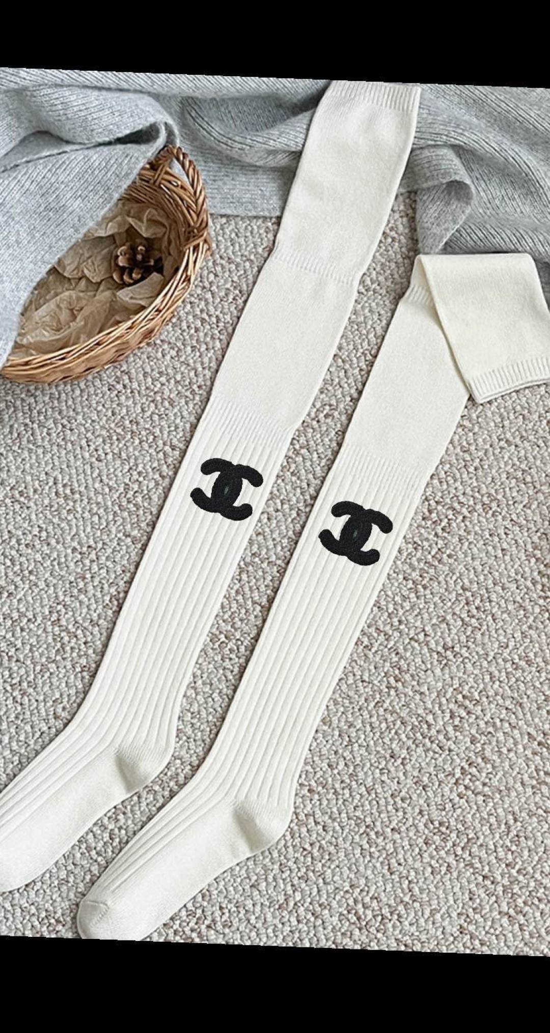 💛配包装CHANEL （香奈儿）爆款出货 新款双针过膝堆堆袜袜子🧦！搭配长靴必备，一盒一双，专柜同步筒袜