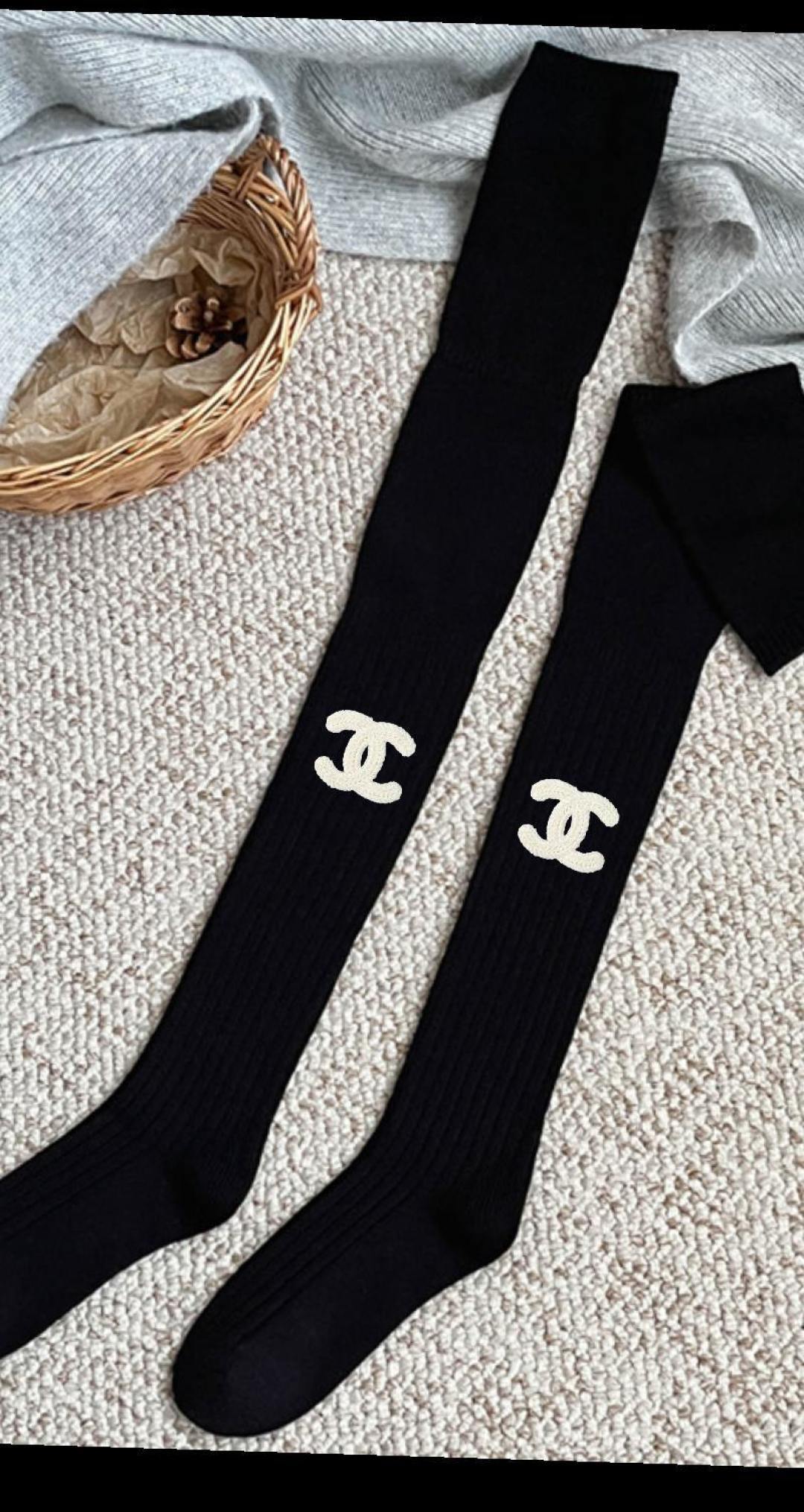 💛配包装CHANEL （香奈儿）爆款出货 新款双针过膝堆堆袜袜子🧦！搭配长靴必备，一盒一双，专柜同步筒袜