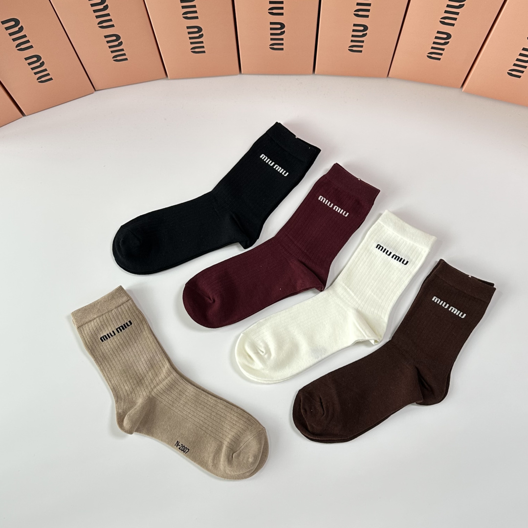 💛配专柜包装MiuMiu（缪缪）新款中长款堆堆袜袜子！一盒五双，专柜同步筒袜袜子，💛大牌出街，潮人必备🔥