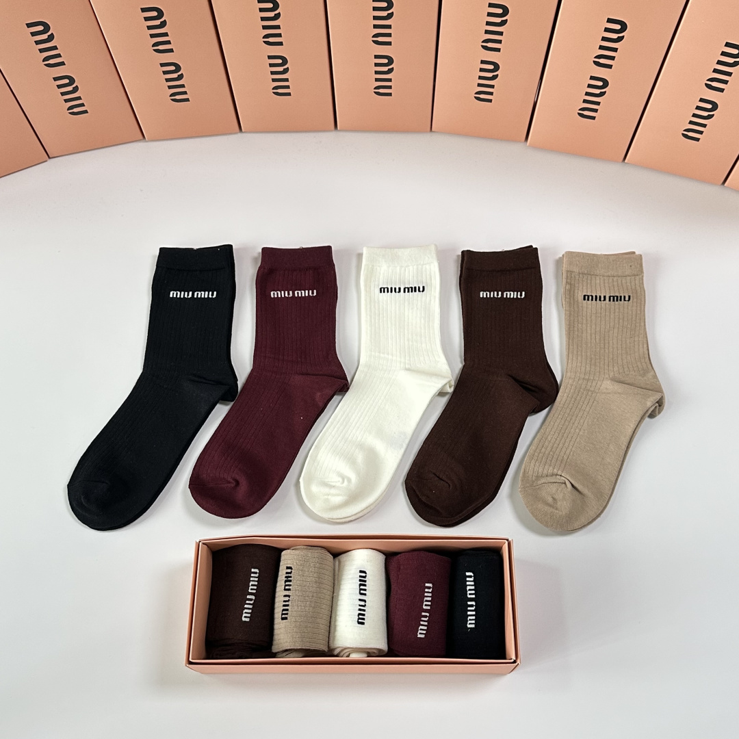 💛配专柜包装MiuMiu（缪缪）新款中长款堆堆袜袜子！一盒五双，专柜同步筒袜袜子，💛大牌出街，潮人必备🔥