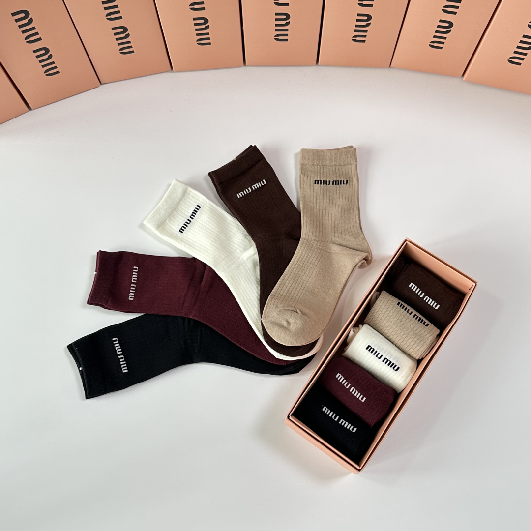 💛配专柜包装MiuMiu（缪缪）新款中长款堆堆袜袜子！一盒五双，专柜同步筒袜袜子，💛大牌出街，潮人必备🔥
