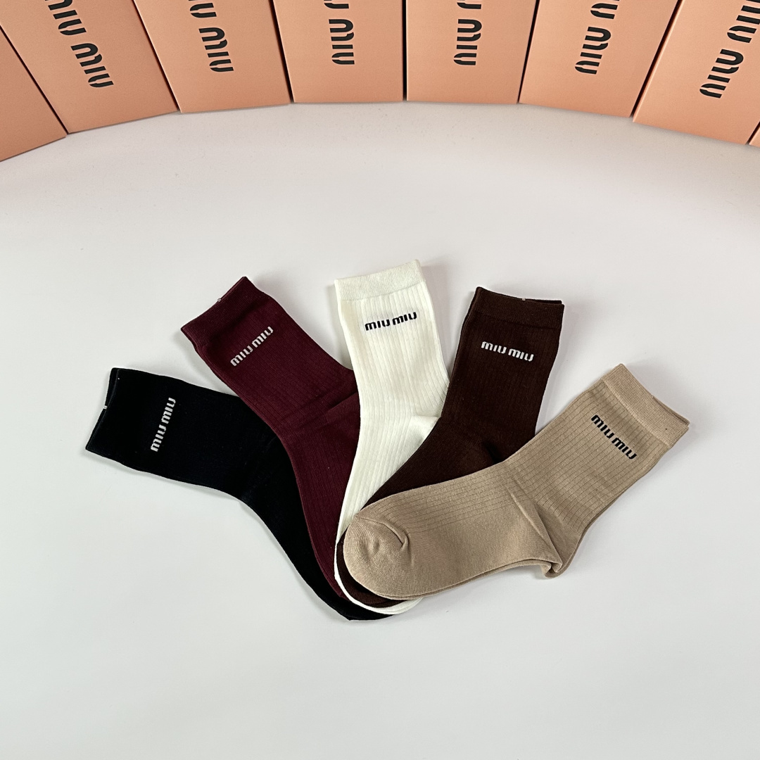 💛配专柜包装MiuMiu（缪缪）新款中长款堆堆袜袜子！一盒五双，专柜同步筒袜袜子，💛大牌出街，潮人必备🔥