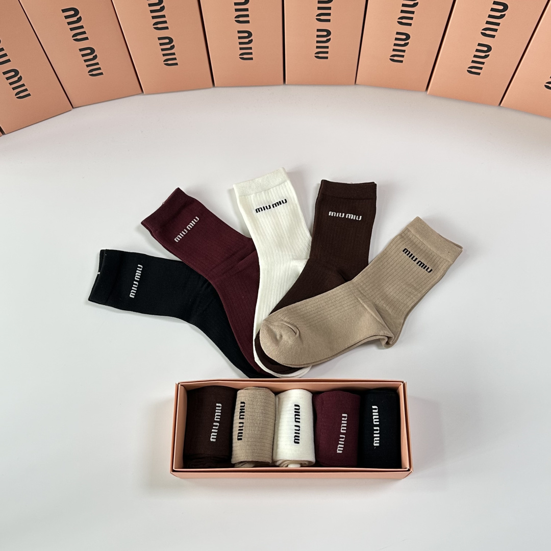 💛配专柜包装MiuMiu（缪缪）新款中长款堆堆袜袜子！一盒五双，专柜同步筒袜袜子，💛大牌出街，潮人必备🔥