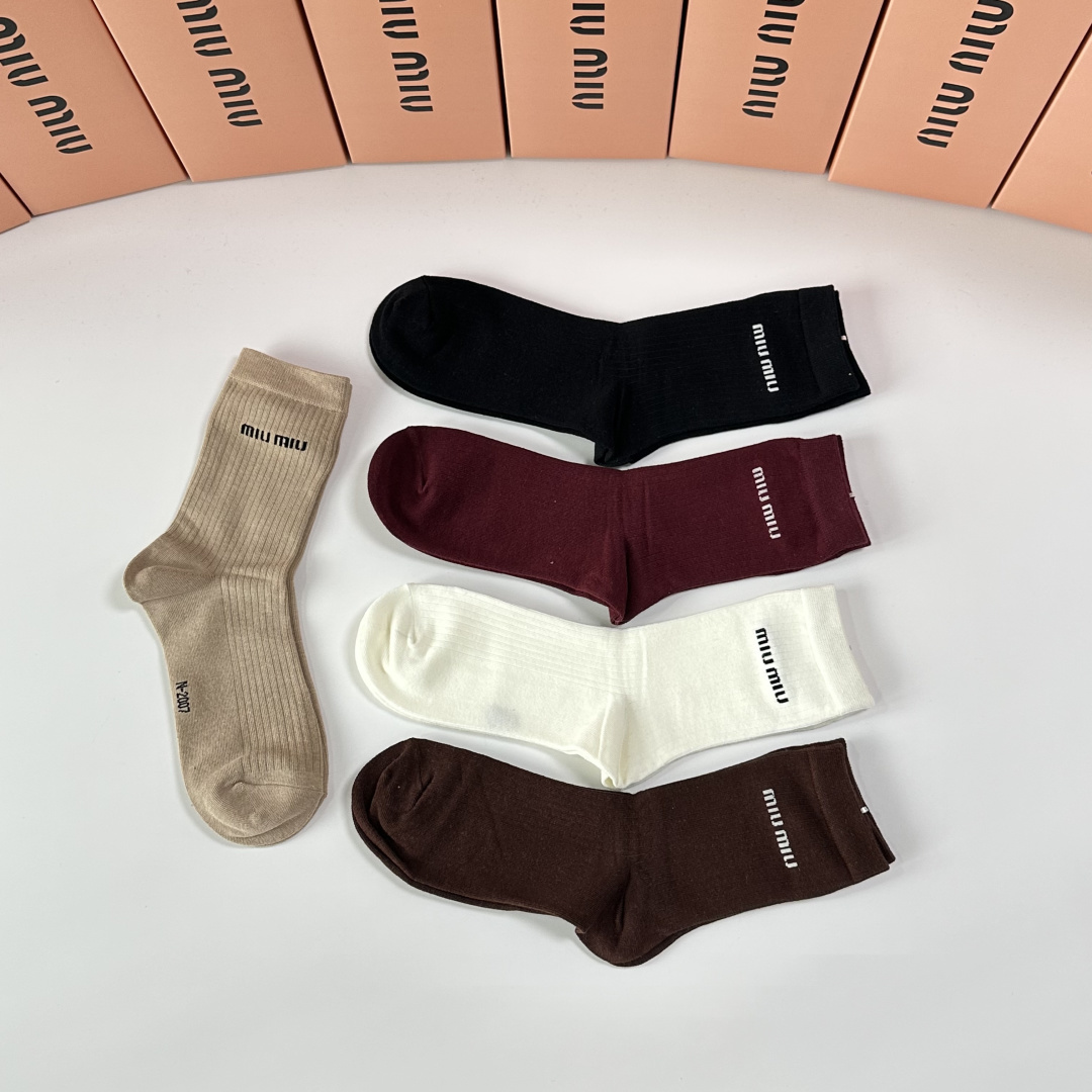 💛配专柜包装MiuMiu（缪缪）新款中长款堆堆袜袜子！一盒五双，专柜同步筒袜袜子，💛大牌出街，潮人必备🔥