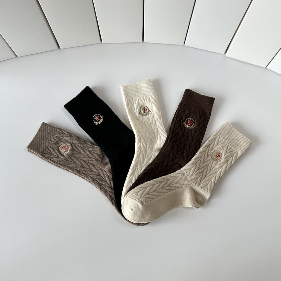 💛配专柜包装MONCLER（蒙口）最新羊绒刺绣款中长款堆堆袜袜子！一盒五双，专柜同步筒袜袜子，💛大牌出街