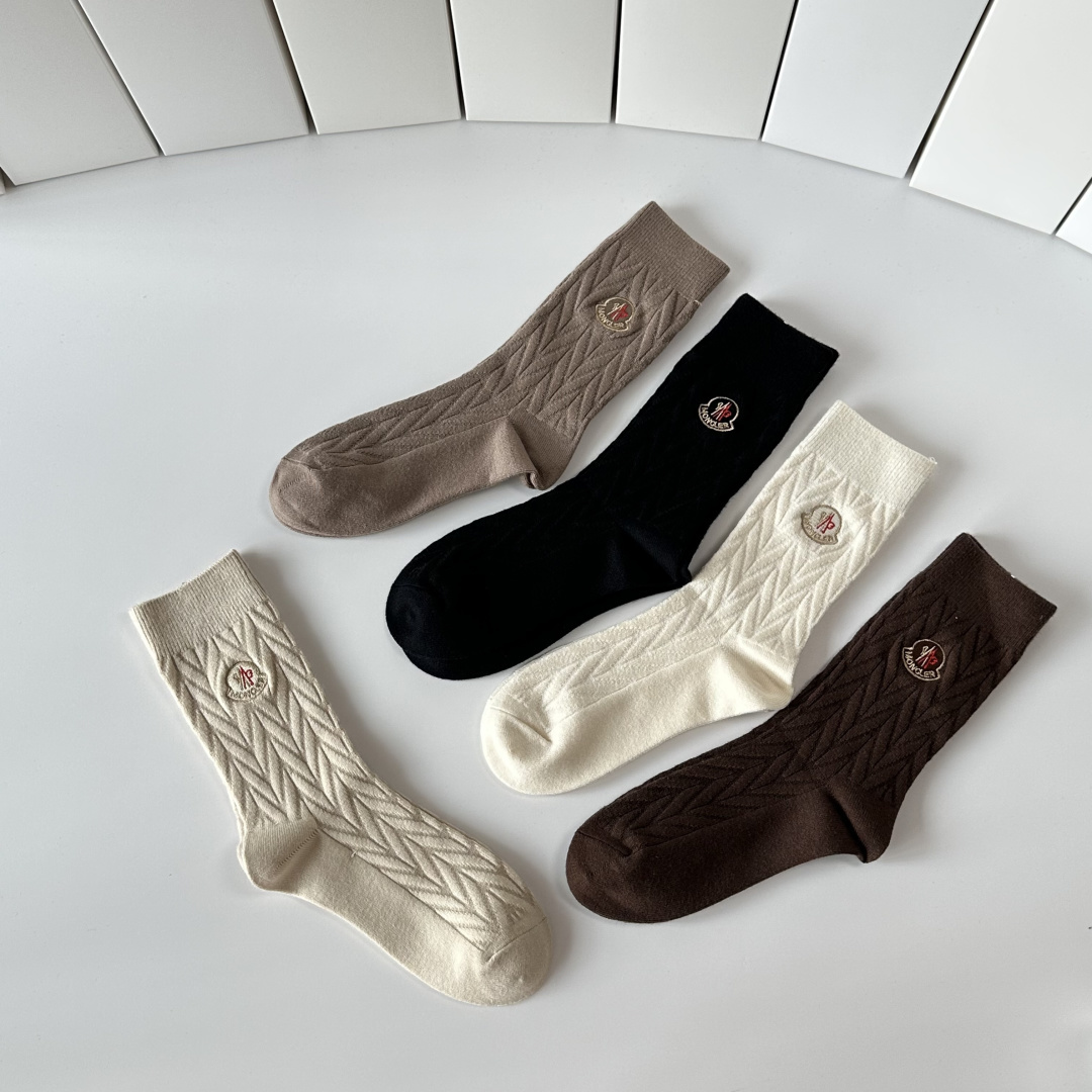 💛配专柜包装MONCLER（蒙口）最新羊绒刺绣款中长款堆堆袜袜子！一盒五双，专柜同步筒袜袜子，💛大牌出街