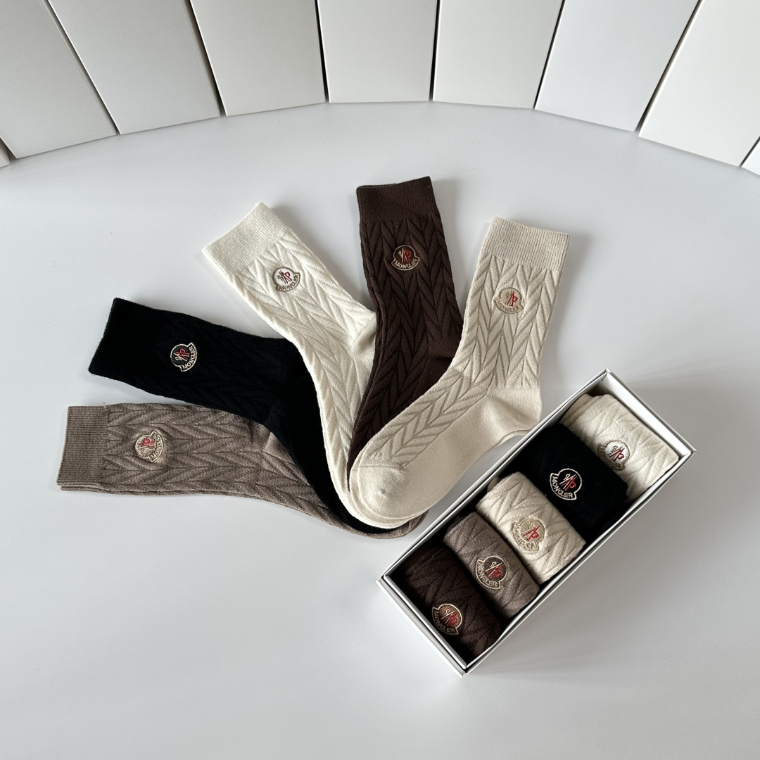 💛配专柜包装MONCLER（蒙口）最新羊绒刺绣款中长款堆堆袜袜子！一盒五双，专柜同步筒袜袜子，💛大牌出街
