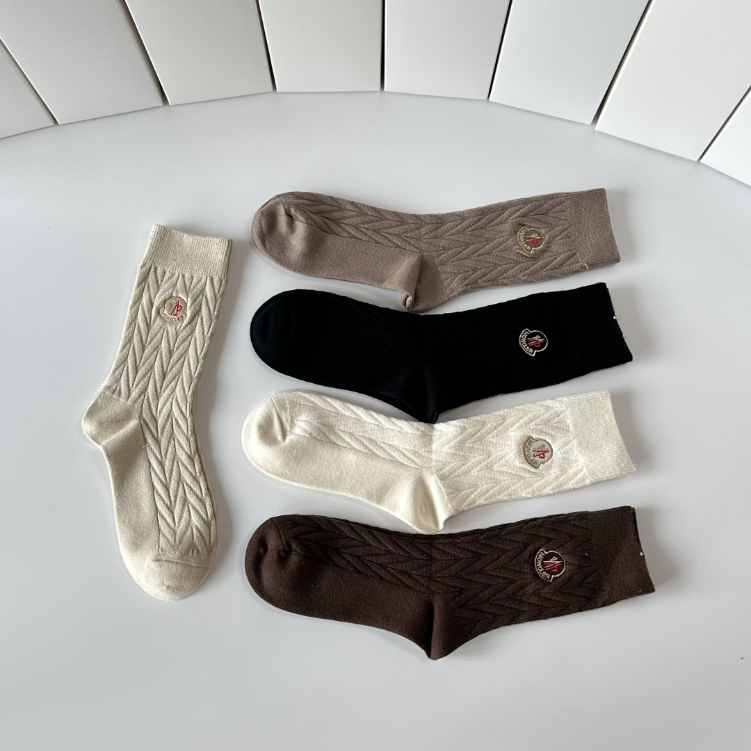 💛配专柜包装MONCLER（蒙口）最新羊绒刺绣款中长款堆堆袜袜子！一盒五双，专柜同步筒袜袜子，💛大牌出街