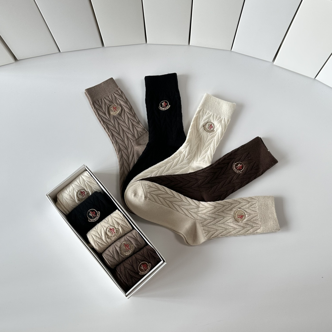 💛配专柜包装MONCLER（蒙口）最新羊绒刺绣款中长款堆堆袜袜子！一盒五双，专柜同步筒袜袜子，💛大牌出街