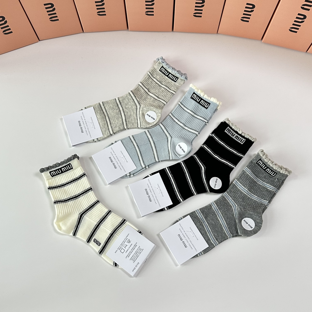 💛配包装MiuMiu（缪缪）新款中长款堆堆袜袜子！一盒五双， 专柜同步筒款袜子，💛大牌出街，潮人必备🔥超