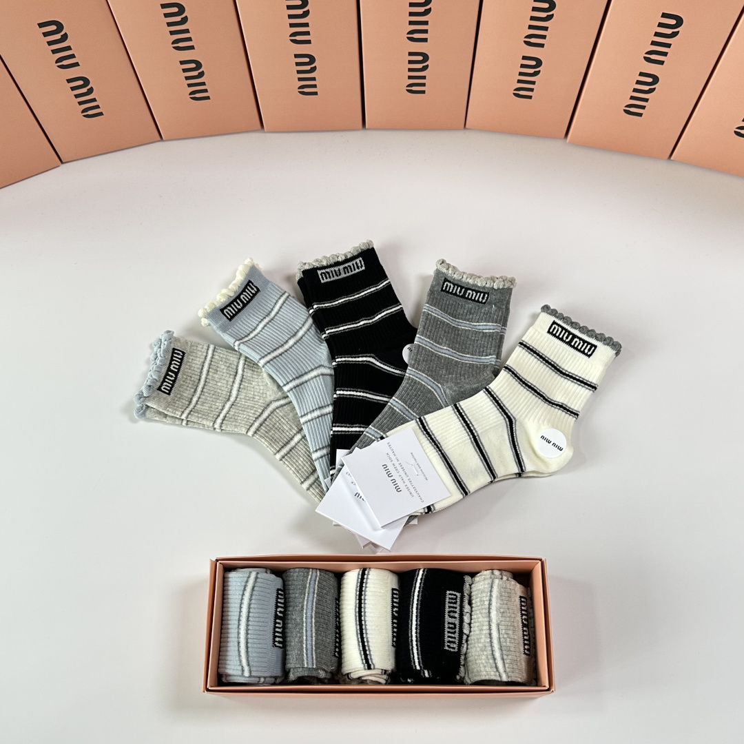 💛配包装MiuMiu（缪缪）新款中长款堆堆袜袜子！一盒五双， 专柜同步筒款袜子，💛大牌出街，潮人必备🔥超