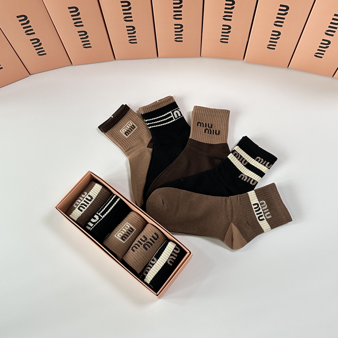 💛配包装MiuMiu（缪缪）新款中长款堆堆袜袜子！一盒五双， 专柜同步筒款袜子，💛大牌出街，潮人必备🔥超