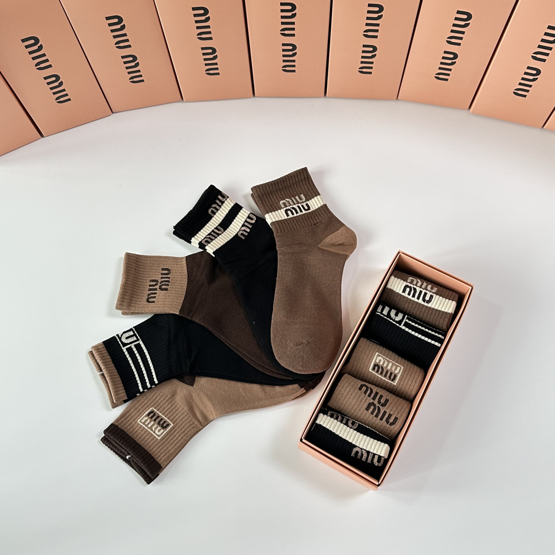 💛配包装MiuMiu（缪缪）新款中长款堆堆袜袜子！一盒五双， 专柜同步筒款袜子，💛大牌出街，潮人必备🔥超