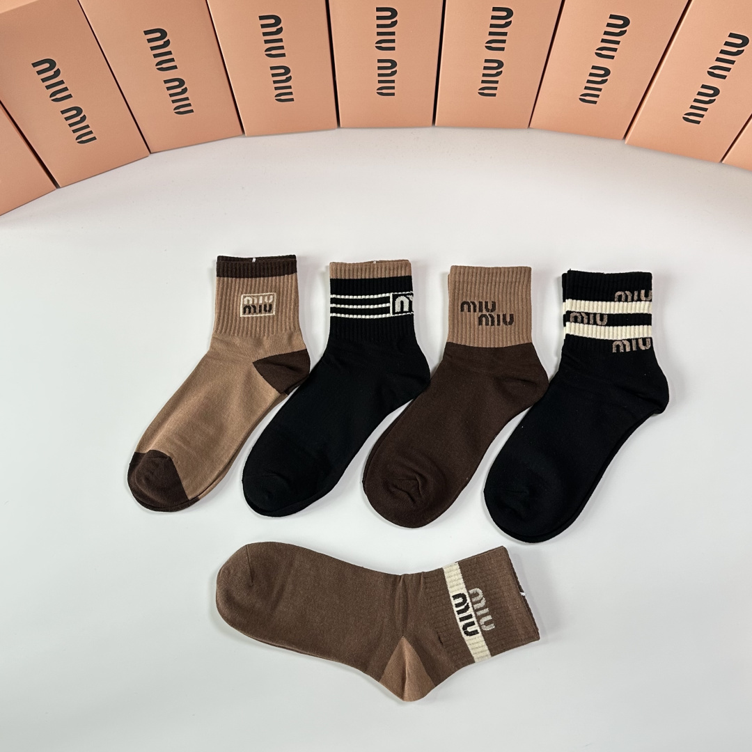 💛配包装MiuMiu（缪缪）新款中长款堆堆袜袜子！一盒五双， 专柜同步筒款袜子，💛大牌出街，潮人必备🔥超
